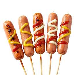 五根烤肠串配酱料图片