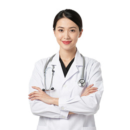 女医生身着白大褂双臂交叉