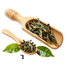 木勺盛放干茶叶与绿叶