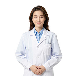身穿白大褂的女性医生微笑