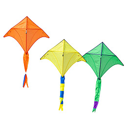 三只彩色风筝静置于白色背景