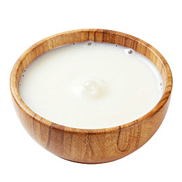 木碗中盛放的牛奶图片