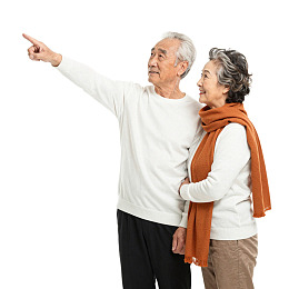 老年夫妇指向前方微笑