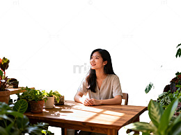 室内绿植悠闲女性