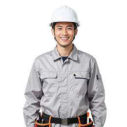 头戴安全帽的微笑工人