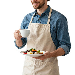 男子手持餐盘与咖啡杯微笑