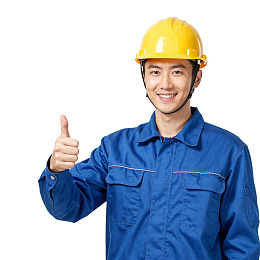 戴黄色安全帽的工人竖大拇指