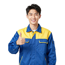 身穿蓝黄工装的男子竖大拇指