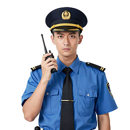 身着制服的男子手持对讲机