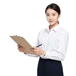 职业女性手持文件夹微笑