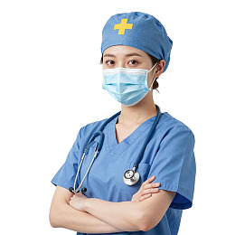 身穿蓝色医护服的女性医护人员