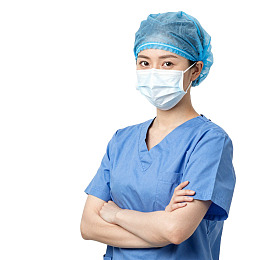 身穿蓝色手术服的医护人员