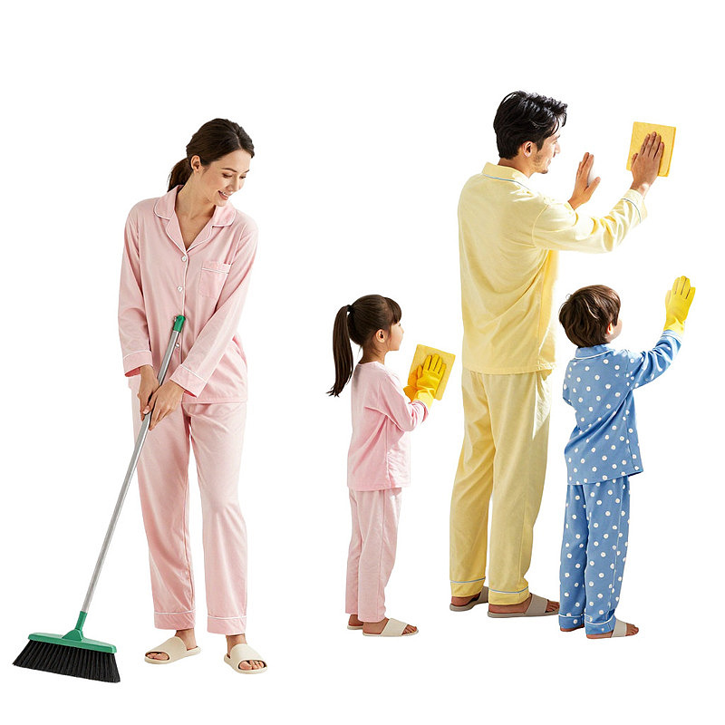 一家四口穿睡衣打扫卫生