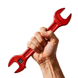 手握红色扳手特写图片