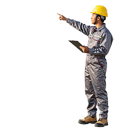 工人戴安全帽指向前方