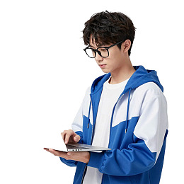 青年男子戴眼镜使用笔记本电脑