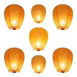 七盏发光孔明灯排列展示