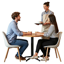 服务员为顾客上餐图片