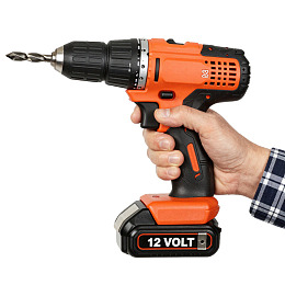 手持橙黑电钻特写图片