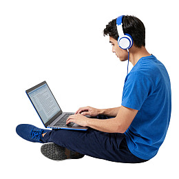 男子戴耳机用笔记本电脑