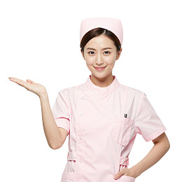 身穿粉色护士服的女性微笑展示