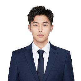 青年男性身着深蓝色西装正装