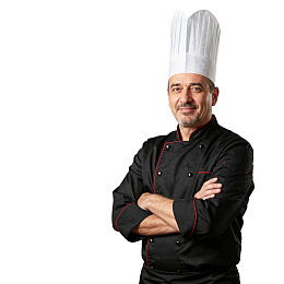 厨师身着制服双臂交叉站立