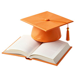 毕业帽置于打开的书上