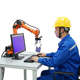 工人操作工业机器人图片