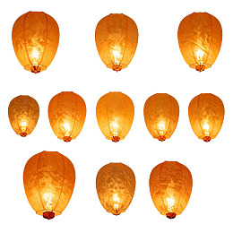 多盏发光孔明灯排列展示