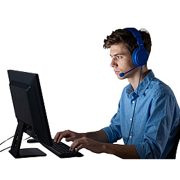 男子戴耳机打字使用电脑