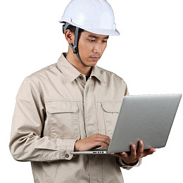 戴安全帽男子使用笔记本电脑