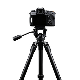 相机架设于三脚架上图片