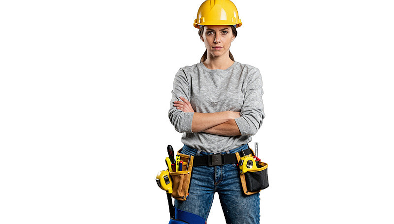 戴安全帽女工人双臂交叉站立