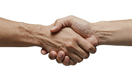 两只手紧握象征合作图片