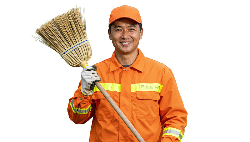 环卫工人手持扫帚微笑