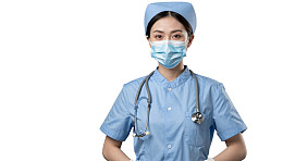 身穿蓝色医护服的女性医护人员