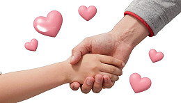 大人与小孩牵手爱心环绕