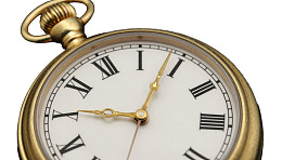 金色怀表特写展示罗马数字时针