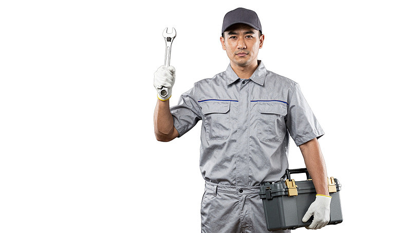 维修工手持扳手与工具箱