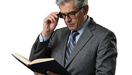 商务男士阅读书籍图片