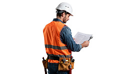 戴安全帽的工人查看图纸