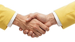 双手紧握象征合作图片