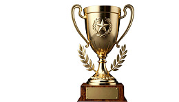 金色奖杯置于白色背景之上