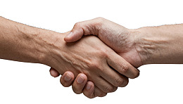 双手紧握象征合作图片