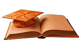 毕业帽置于打开的书上