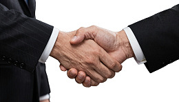 商务人士握手象征合作