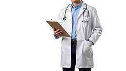 医生手持病历夹站立图片