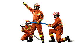 消防员操作水带灭火图片