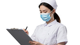 护士佩戴口罩书写记录